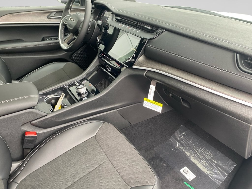 2027 Jeep Grand Cherokee Laredo Altitude