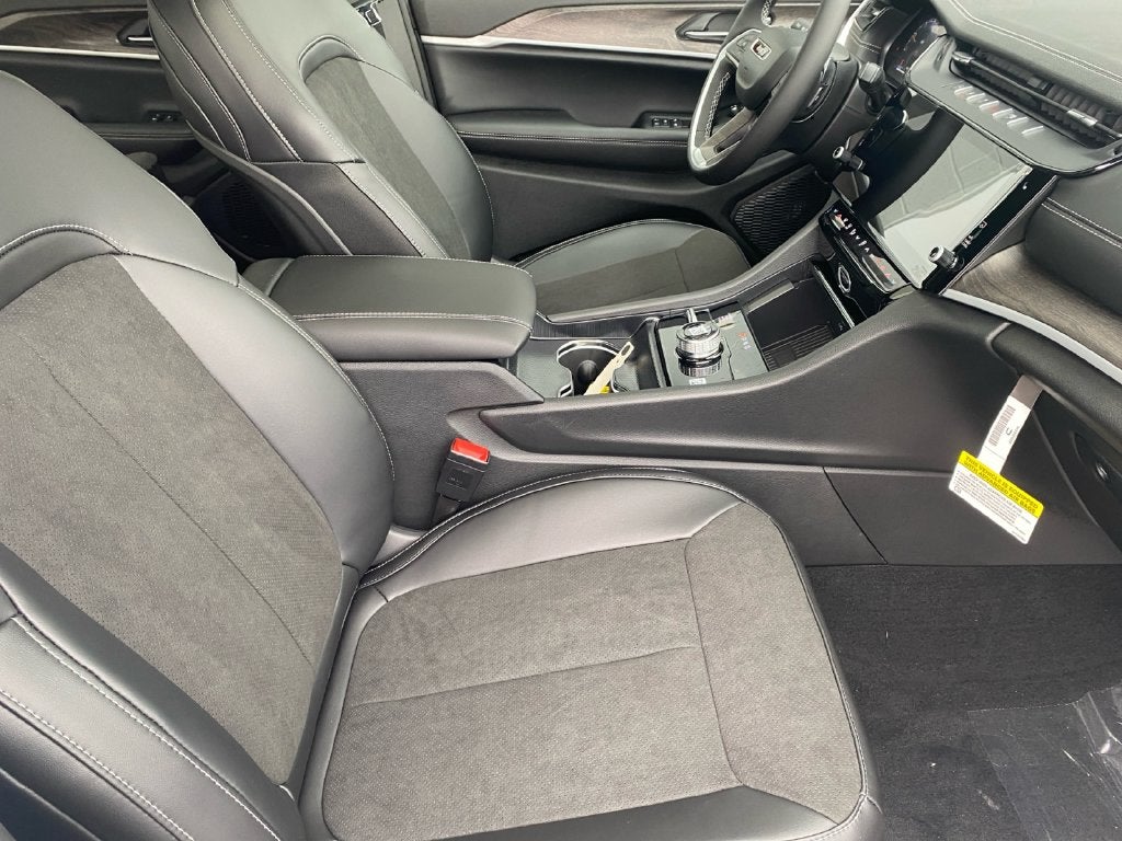 2027 Jeep Grand Cherokee Laredo Altitude