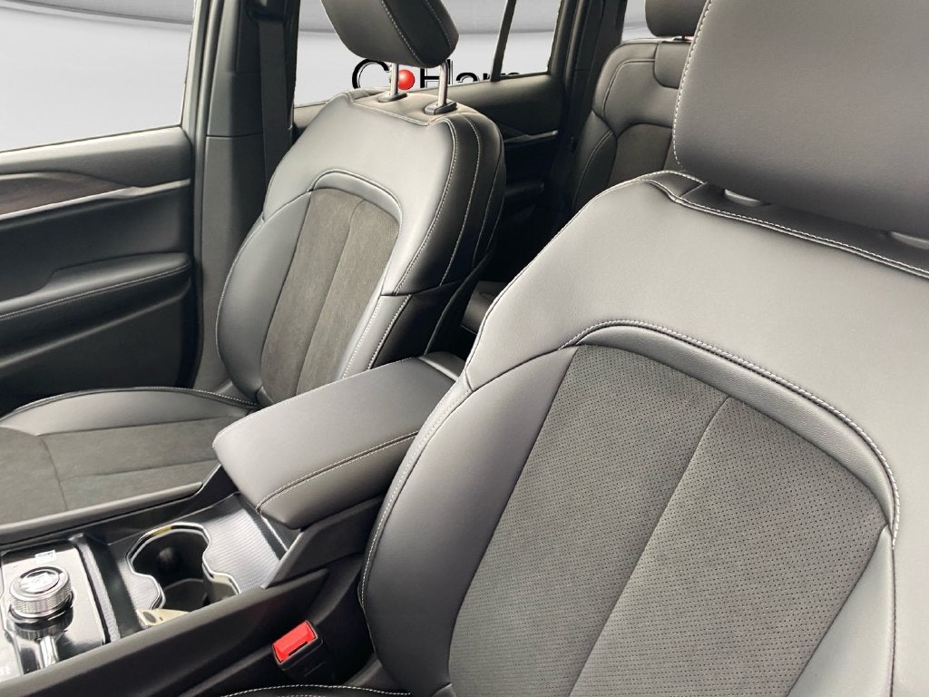2027 Jeep Grand Cherokee Laredo Altitude
