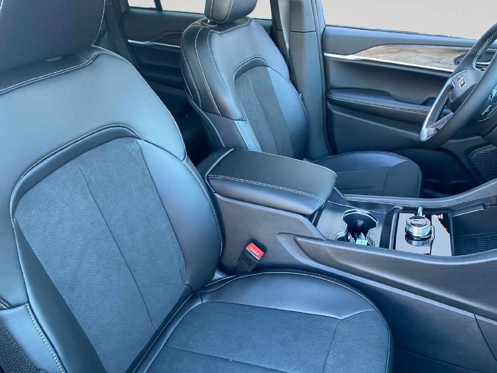 2027 Jeep Grand Cherokee Laredo Altitude
