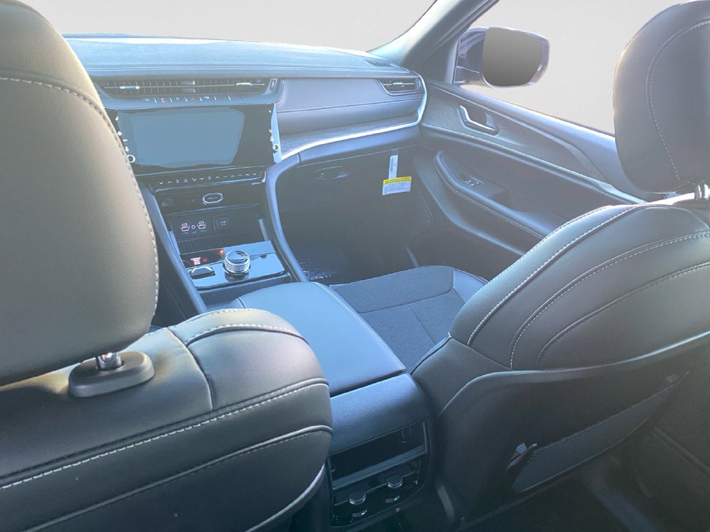 2027 Jeep Grand Cherokee Laredo Altitude