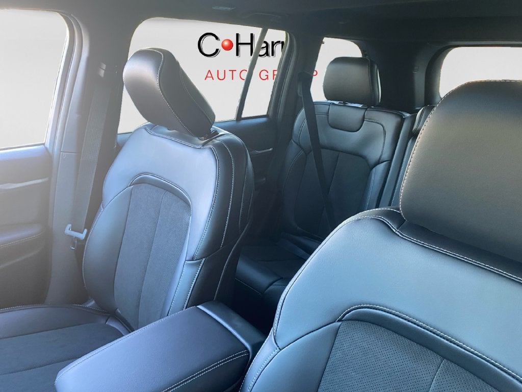2027 Jeep Grand Cherokee Laredo Altitude