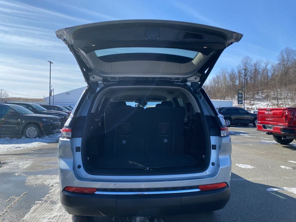 2022 Jeep Grand Cherokee L Laredo 4x4