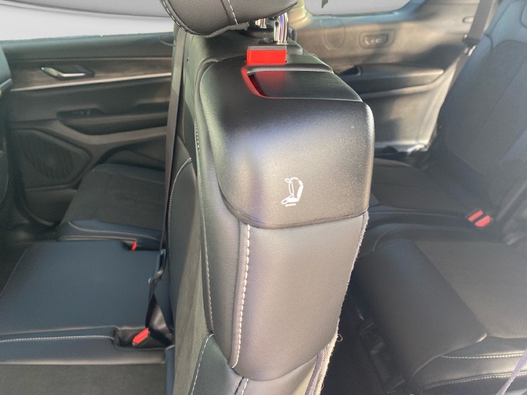 2027 Jeep Grand Cherokee L Laredo Altitude