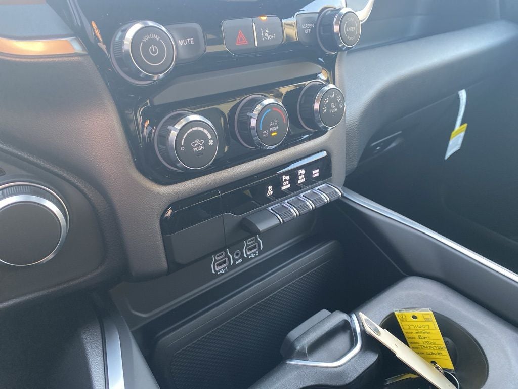 2026 RAM 1500 RAM 1500 EXPRESS CREW CAB 4X4 5'7' BOX