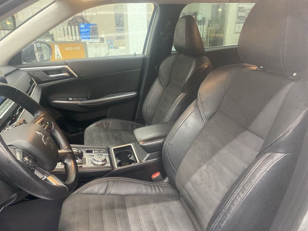 2022 Mitsubishi Outlander Base